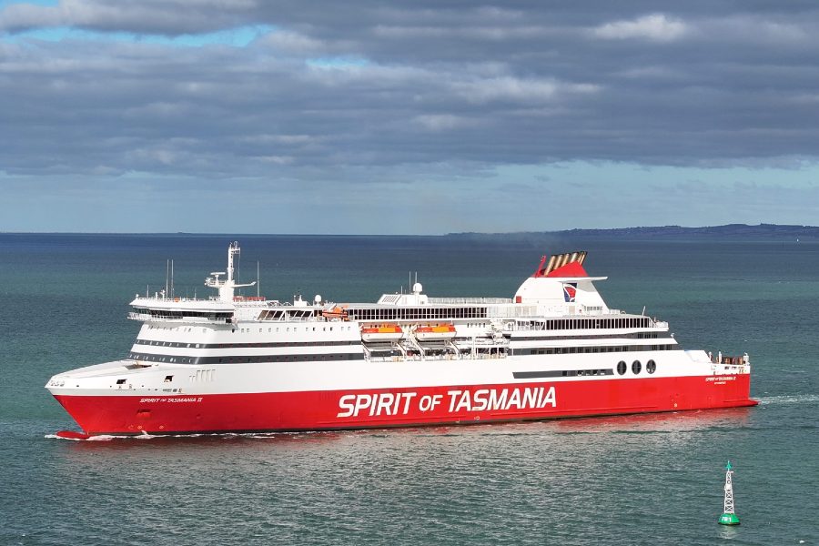 Boundless Adventures on the Open Waves of Tasmania