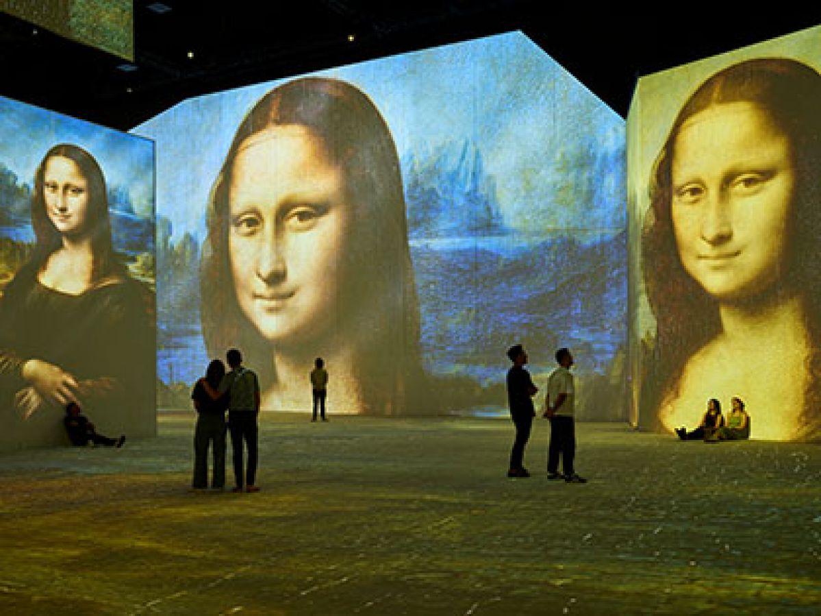 A large art installation of Leonardo da Vinci's Mona Lisa