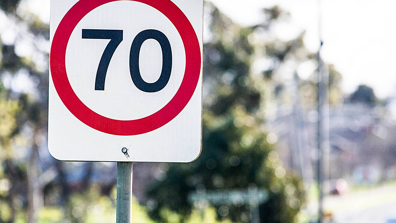 Image of speed limit sign of 70 kilometres per hour.