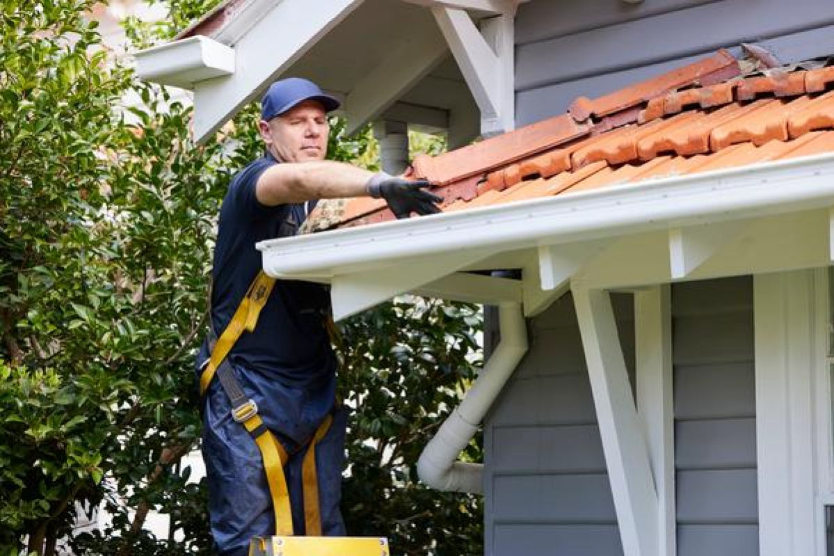 Cleaning gutters