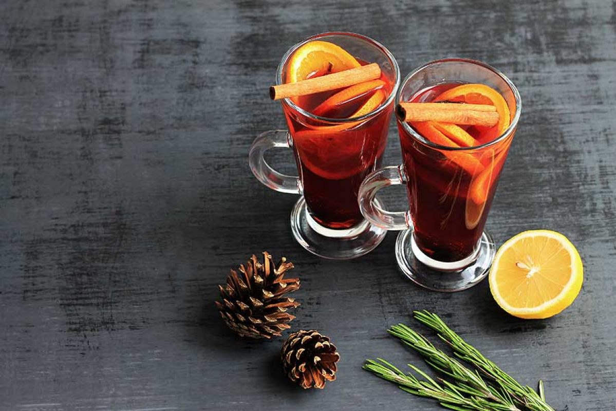 Mulled wine with lemon, spices and herbs