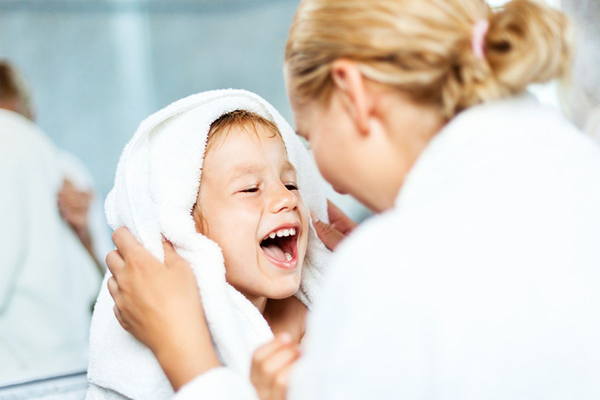 Mother drying her child in a towel 