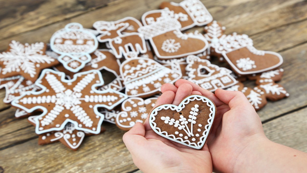 Person holding a gingerbread cookie