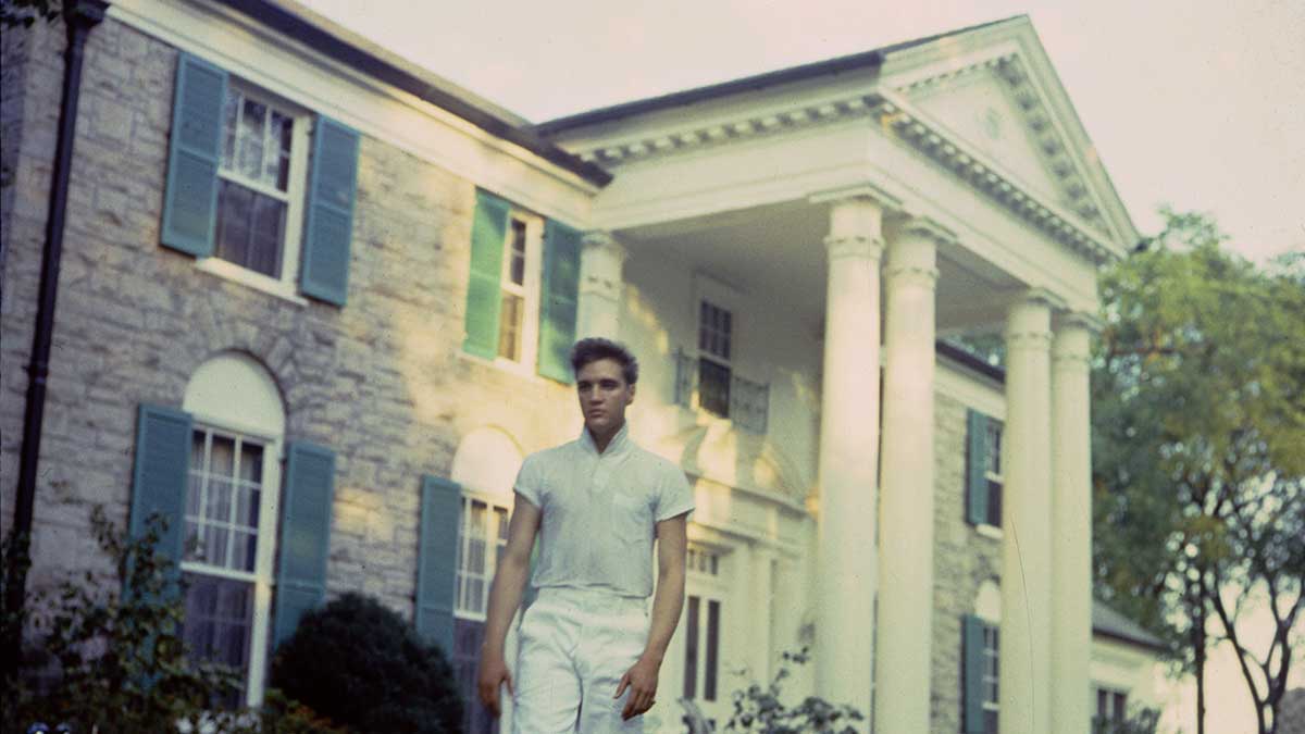 1200x675Elvis-Presley-strolls--Graceland