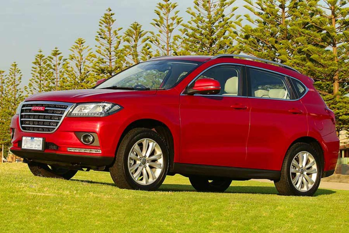 Red Haval H2 Premium 2017 car parked on a hill