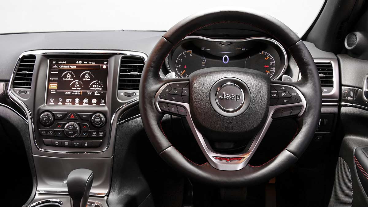 Steering wheel and centre console inside the Jeep Grand Cherokee Trailhawk 2018