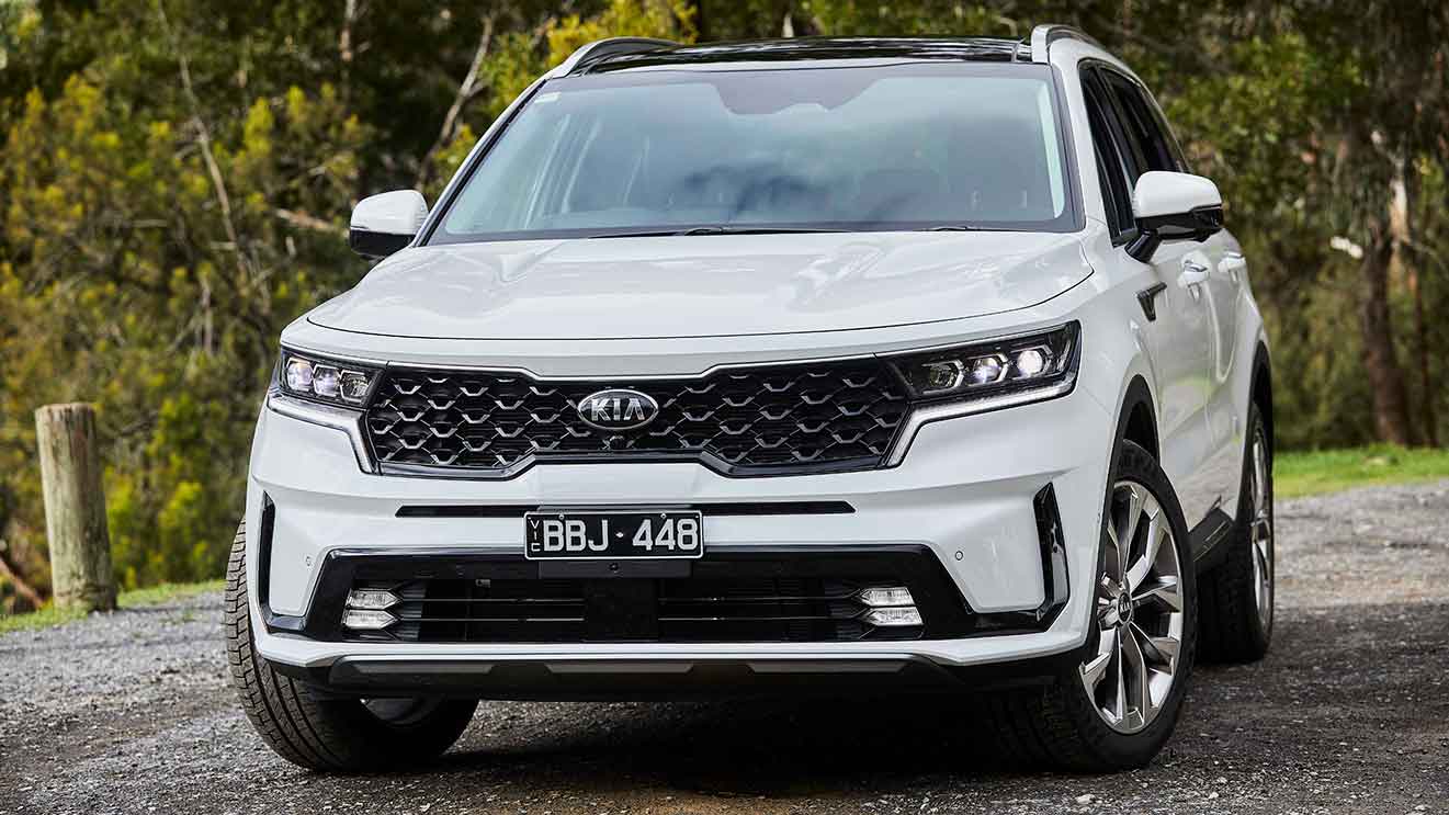 White Kia Sorento front