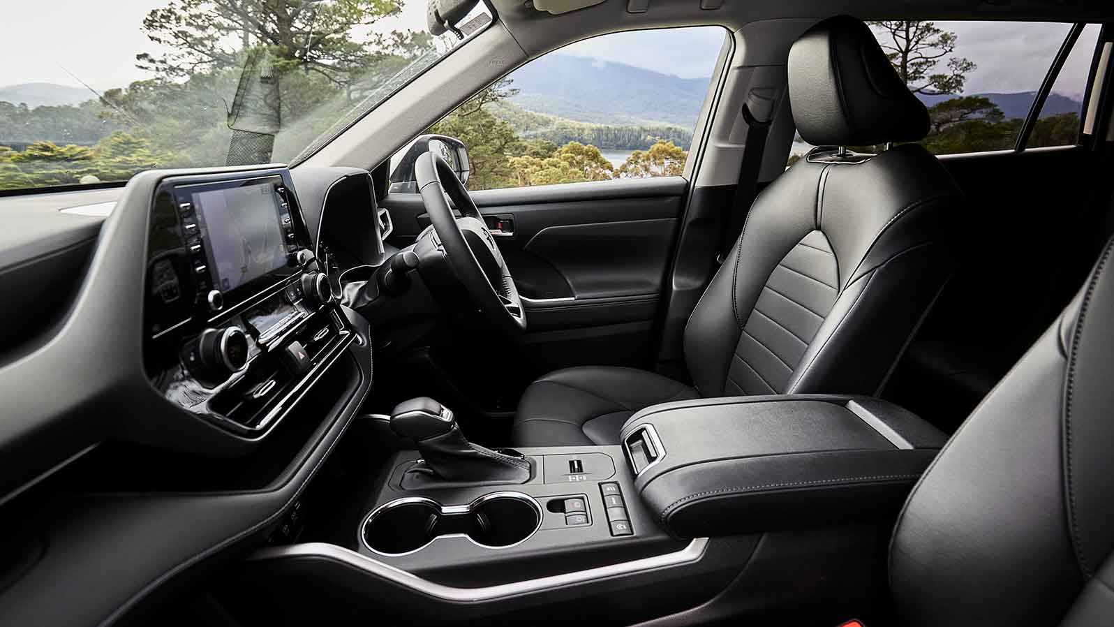 Toyota Kluger interior front