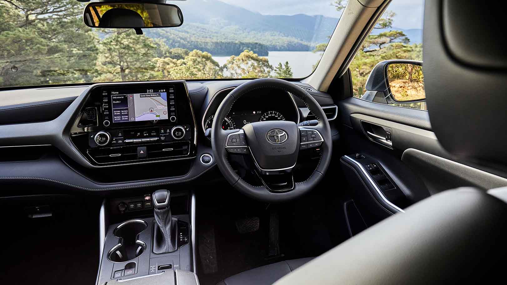 Toyota Kluger interior dash