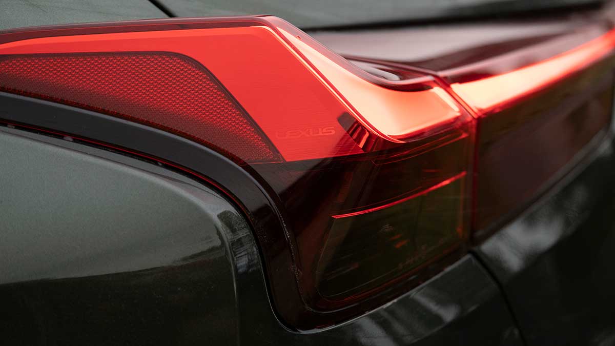 1200x675-lexus-ux300e-light