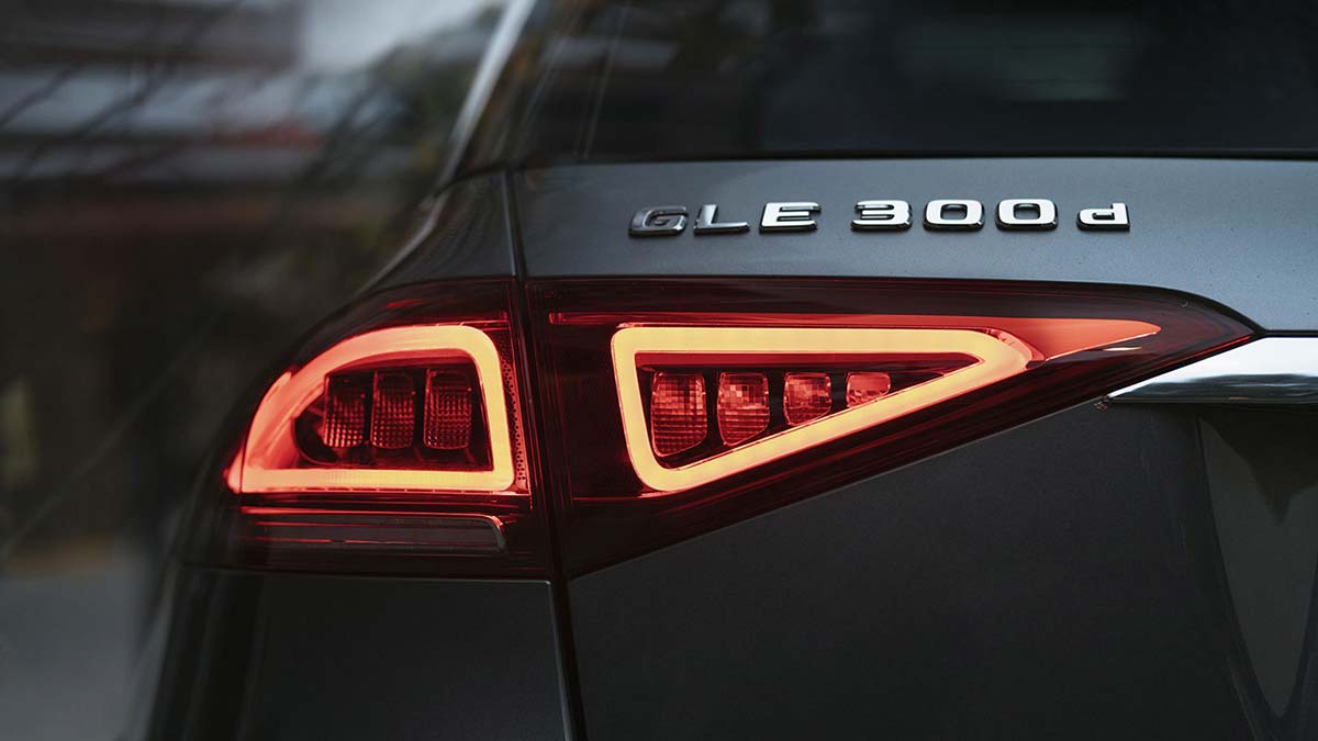 The Mercedes-Benz GLE300d's tailight and logo on the rear