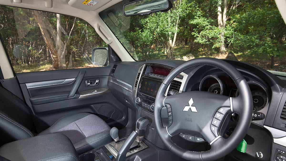 Mitsubishi Pajero's dash layout and steering wheel