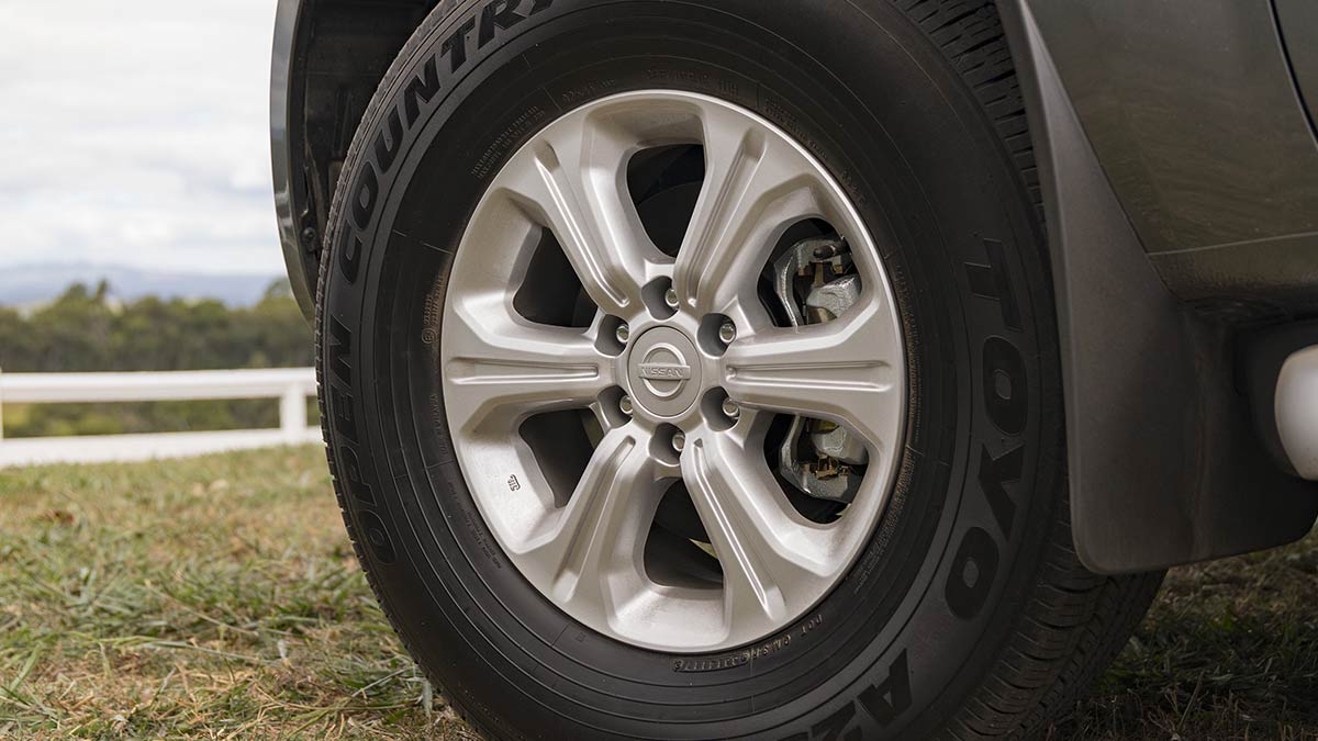 Close up of the front wheel of a Nissan Navara 2018 car