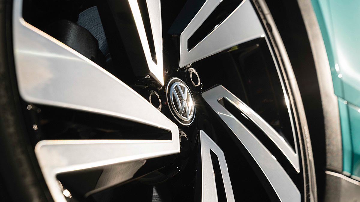 Close up of the wheel of a turquoise Volkswagen T-Cross 85 TSI Style 2020 car