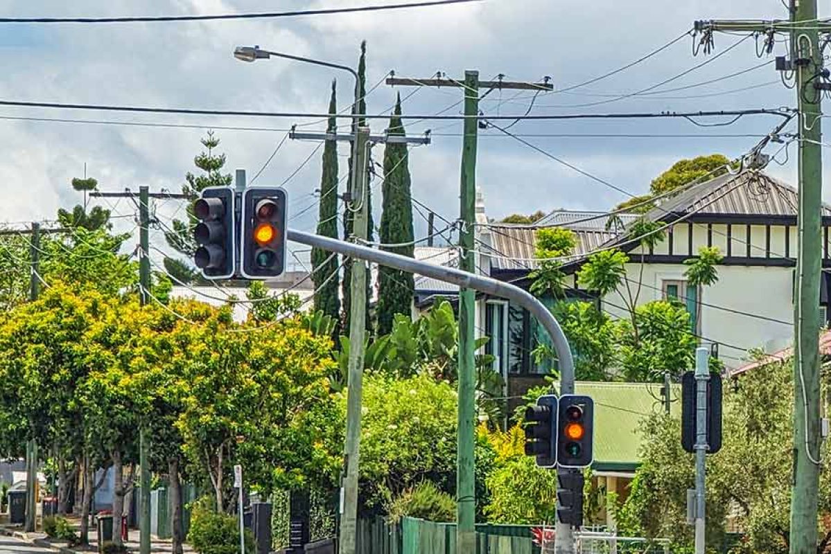 A yellow traffic light