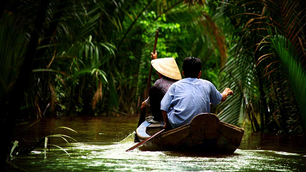 canoe ride Vietname