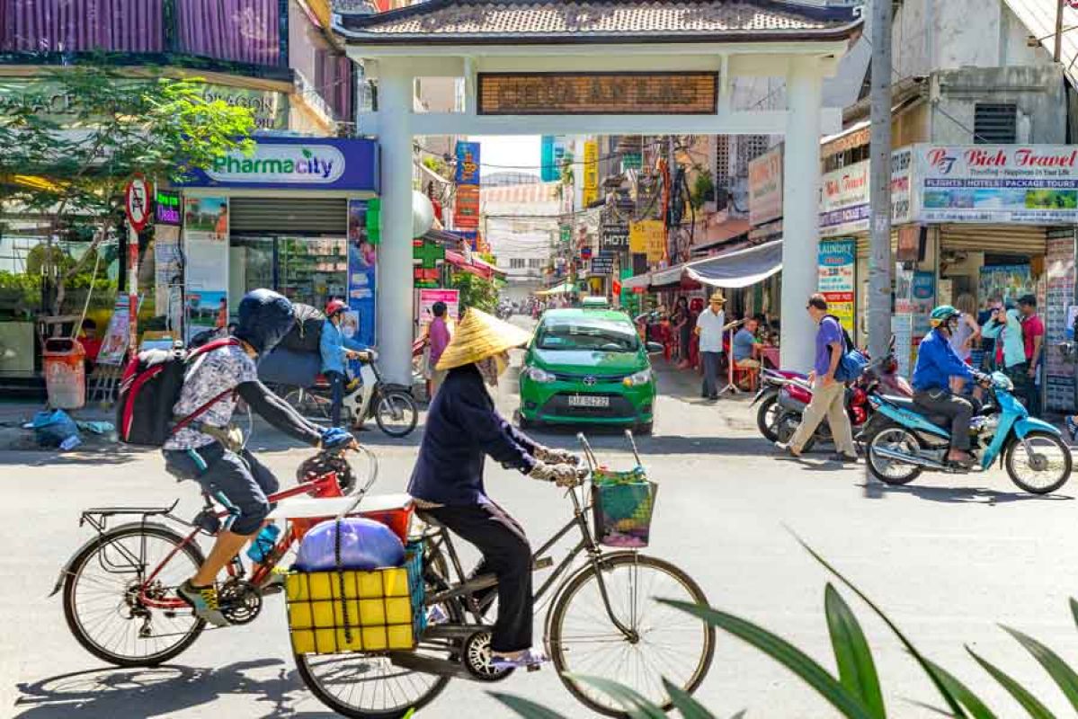 Ho-Chi-Minh-City--Vietnam--street-view-of-Pham-Ngu-Lao-street