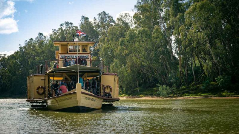 paddlesteamer on murray river at echuca