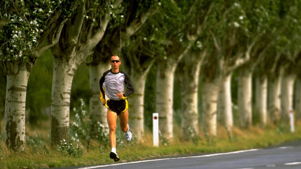 Steve Moneghetti running on a road