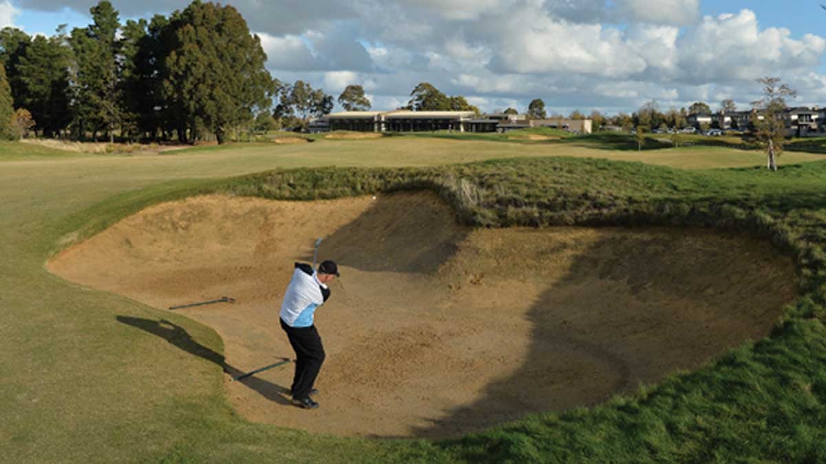 Man playing golf. 