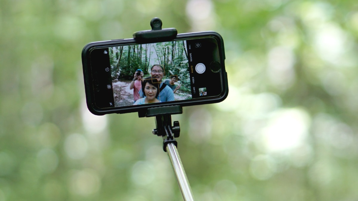 selfie-stick-couple-travelling-1200x675-feature