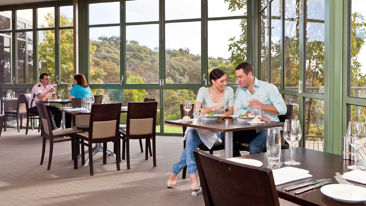 Couples dining at Cape Shanck Resort