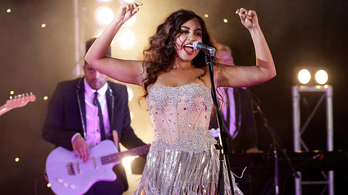  Jessica Mauboy on stage