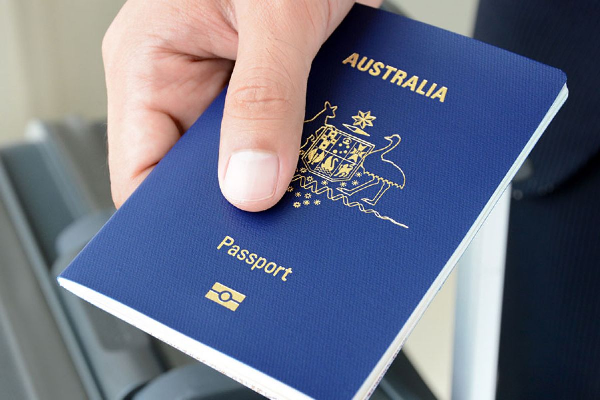 Person holding an Australian passport