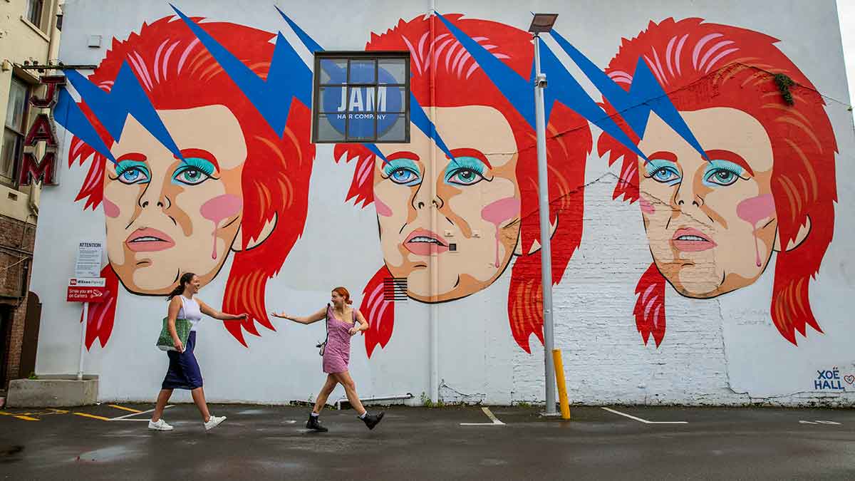 two women walking down Hannah's Laneway in Wellington